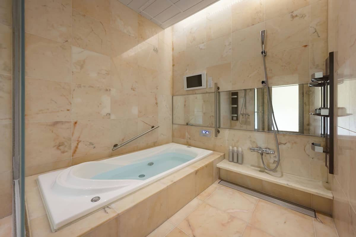 separate bathtub and shower, deep-soaking bathtub, free toiletries