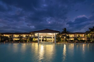 Una piscina al aire libre de temporada, sillones reclinables de piscina