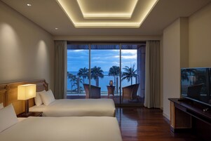 Ropa de cama de alta calidad y caja de seguridad en la habitación 