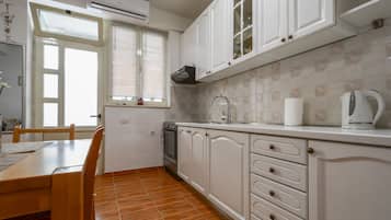 Family Apartment | Private kitchen | Full-size fridge, microwave, oven, stovetop