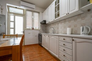 Cafetera/tetera, refrigerador con freezer, microondas, horno