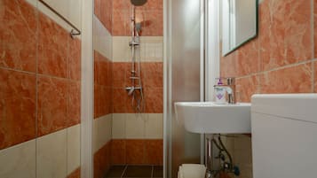 Apartemen Keluarga | Kamar mandi | Shower, perlengkapan mandi gratis, pengering rambut, dan handuk