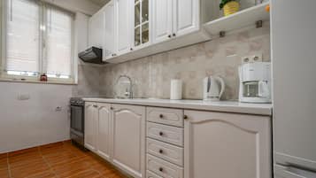Family Apartment | Private kitchen | Full-size fridge, microwave, oven, stovetop