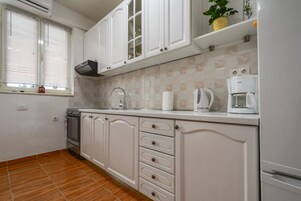 Cafetera/tetera, refrigerador con freezer, microondas, horno