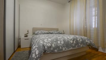 Apartemen Keluarga | 2 kamar tidur, tirai kedap cahaya, kedap suara, dan setrika/meja setrika