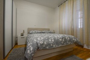 Family Apartment | 2 bedrooms, blackout drapes, soundproofing, iron/ironing board - Apartments Vicenco  top location  Split (Split)