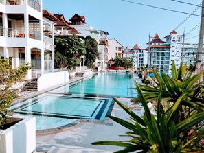 Outdoor pool - Amstellux Apartments (Pattaya)