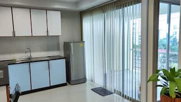 Refrigerador, microondas, placa de cocina, arrocera