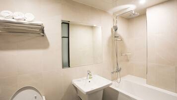 Deluxe Room, 1 Queen-sized bed, Bathtub | Baño | Amenidades de baño gratuitas, secadora de cabello, batas, toallas