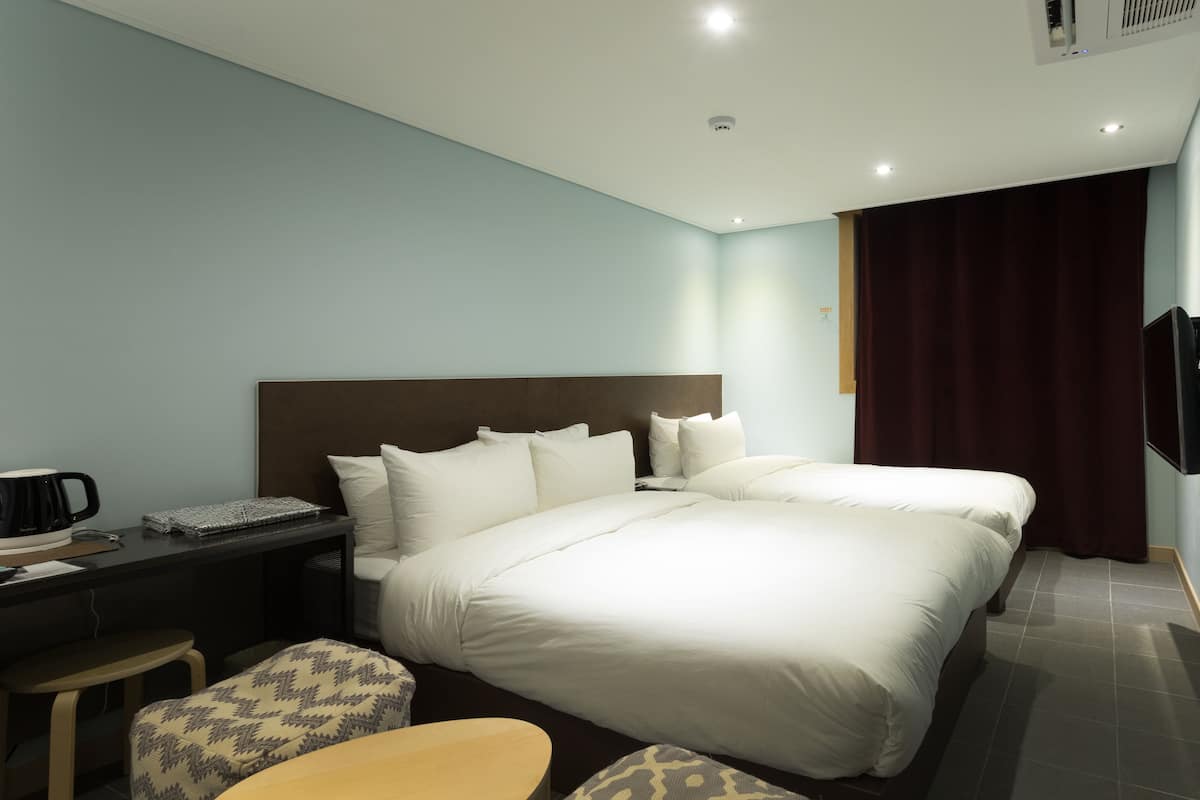 Ropa de cama de alta calidad, cortinas blackout y wifi gratis