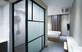 Deluxe Room, 1 Queen-sized bed, Shower booth | 高級寢具、遮光窗簾/窗簾、免費 Wi-Fi、床單