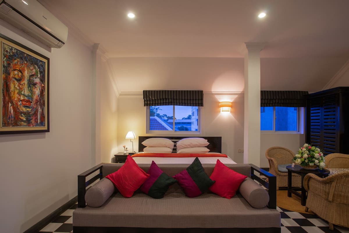 Suite | Minibar, blackout drapes, soundproofing, free WiFi
