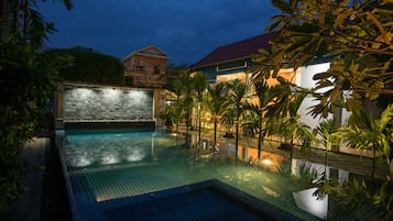 Piscina externa, funciona das 7h às 20h, guarda-sóis, espreguiçadeiras