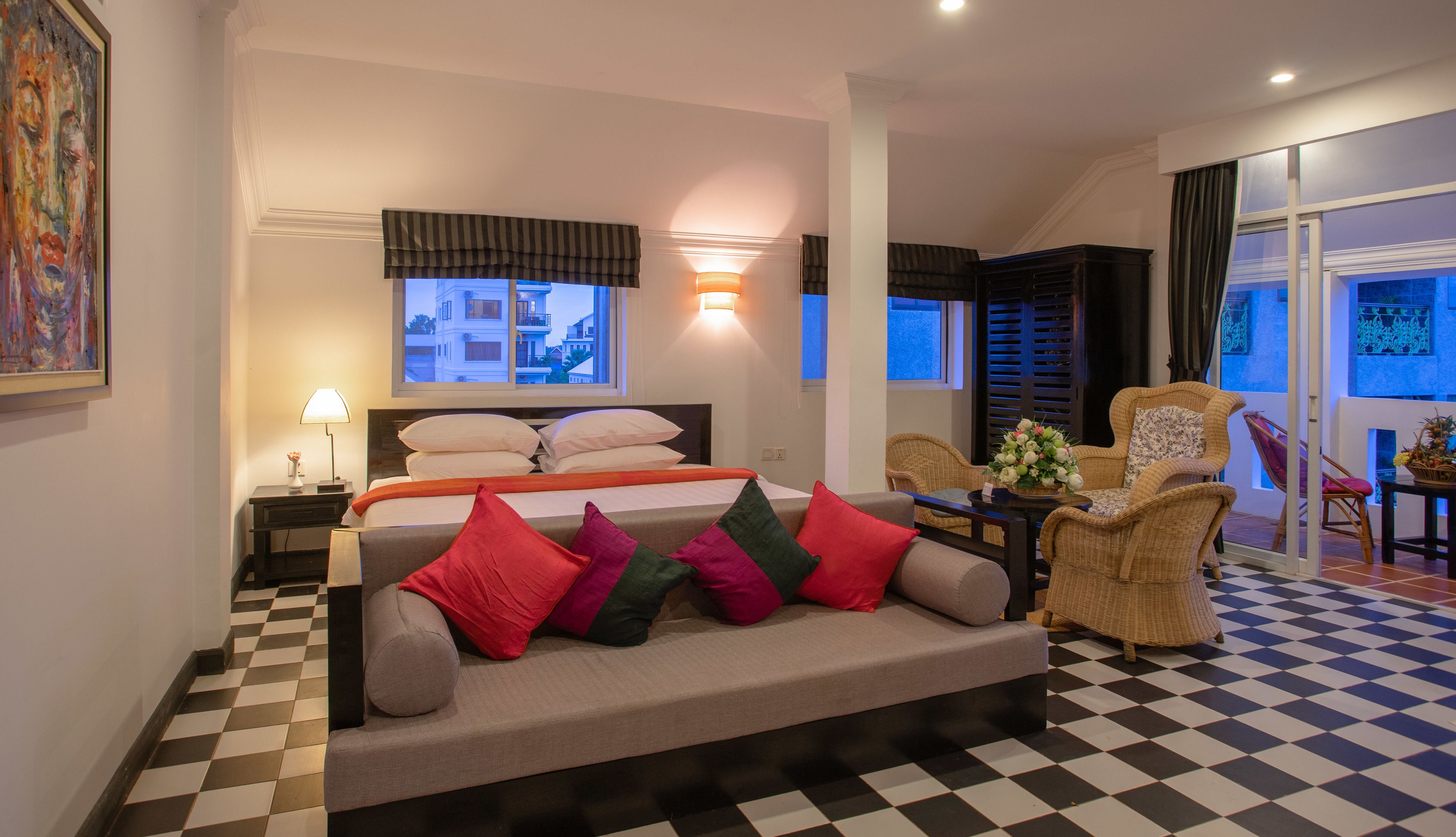 Suite | Minibar, blackout drapes, soundproofing, free WiFi