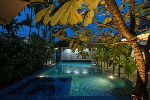Piscine extérieure, accès possible de 7 h à 20 h, parasols