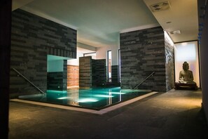 2 piscines couvertes, piscine extérieure (ouverte en saison)