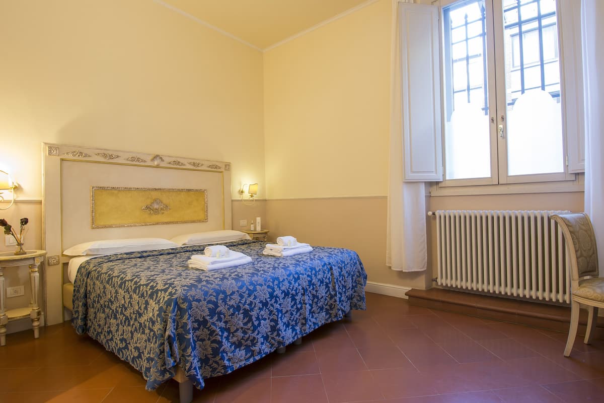 Classic Double or Twin Room | Minibar, in-room safe, desk, blackout drapes