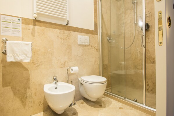 Classic-værelse med dobbeltseng eller 2 enkeltsenge | Badeværelse | Bruser, brusehoved med spredningseffekt, hårtørrer, bidet