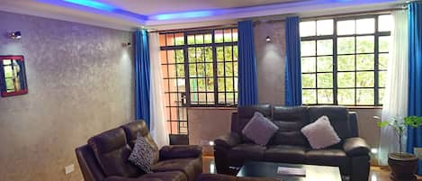 Familieleilighet, flere senger, ikke-røyk | Oppholdsrom | En 42-tommers Flatskjerm-TV med kabel-kanaler samt LED-TV og Netflix