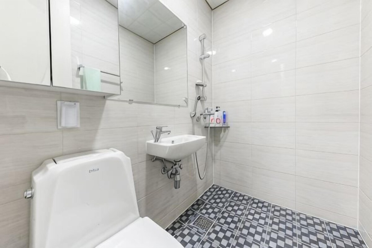 Bathroom | Shower, free toiletries, hair dryer, slippers