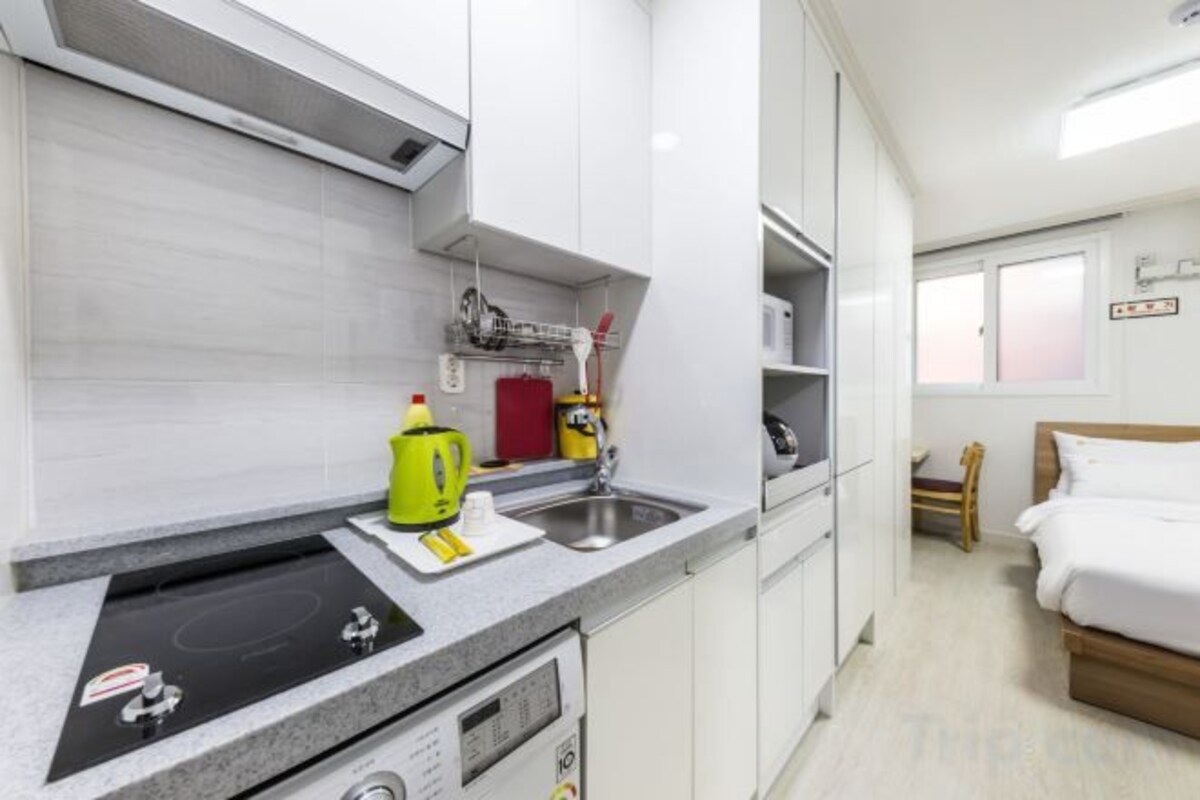 Private kitchen | Fridge, microwave, stovetop, electric kettle