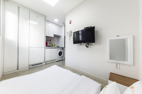 Traditional Room (Ondol) | Private kitchen | Fridge, microwave, stovetop, electric kettle