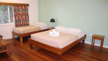 Deluxe kamer, Meerdere bedden, niet-roken | Een kluis op de kamer, individueel gedecoreerd, individueel gemeubileerd