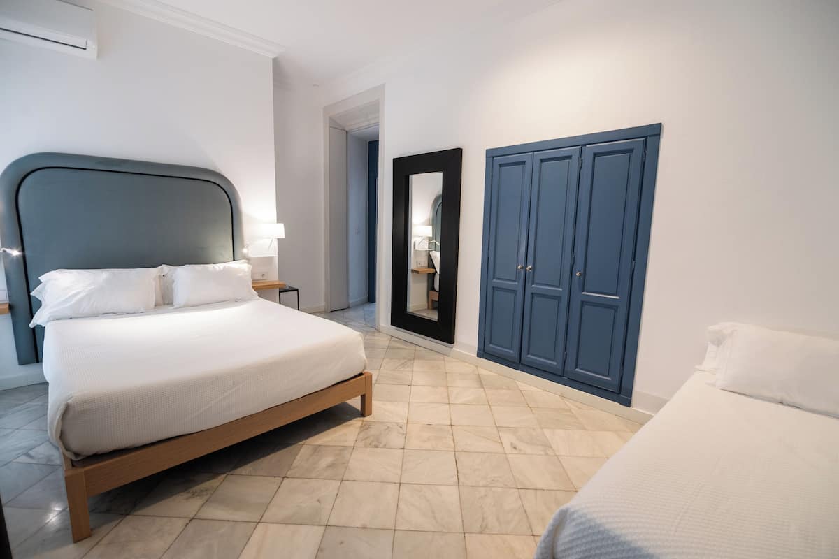 standard triple room | 1 bedroom, down duvets, individually decorated, blackout curtains