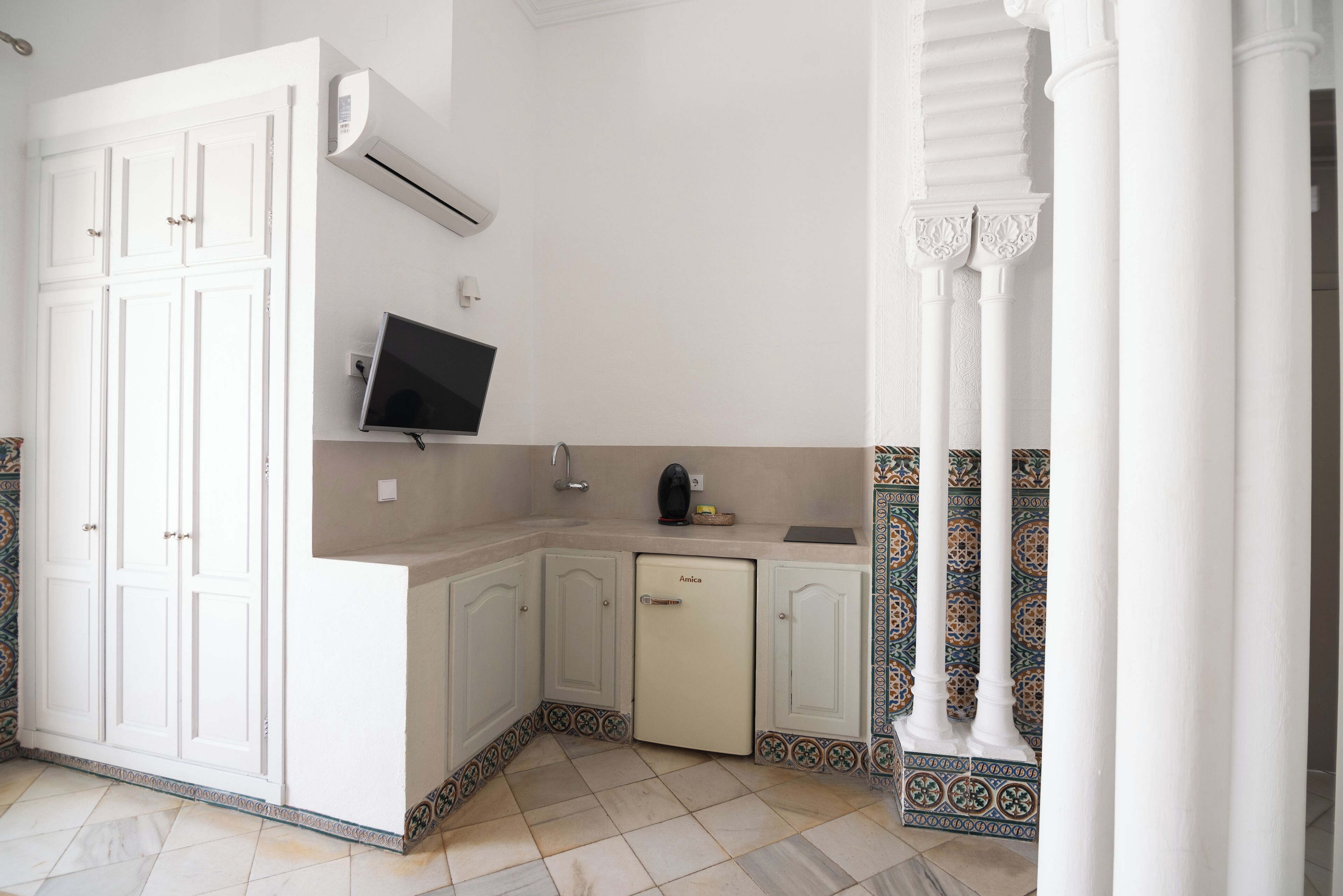 deluxe apartment, 1 queen bed with sofa bed, non smoking | living area | flat-screen tv