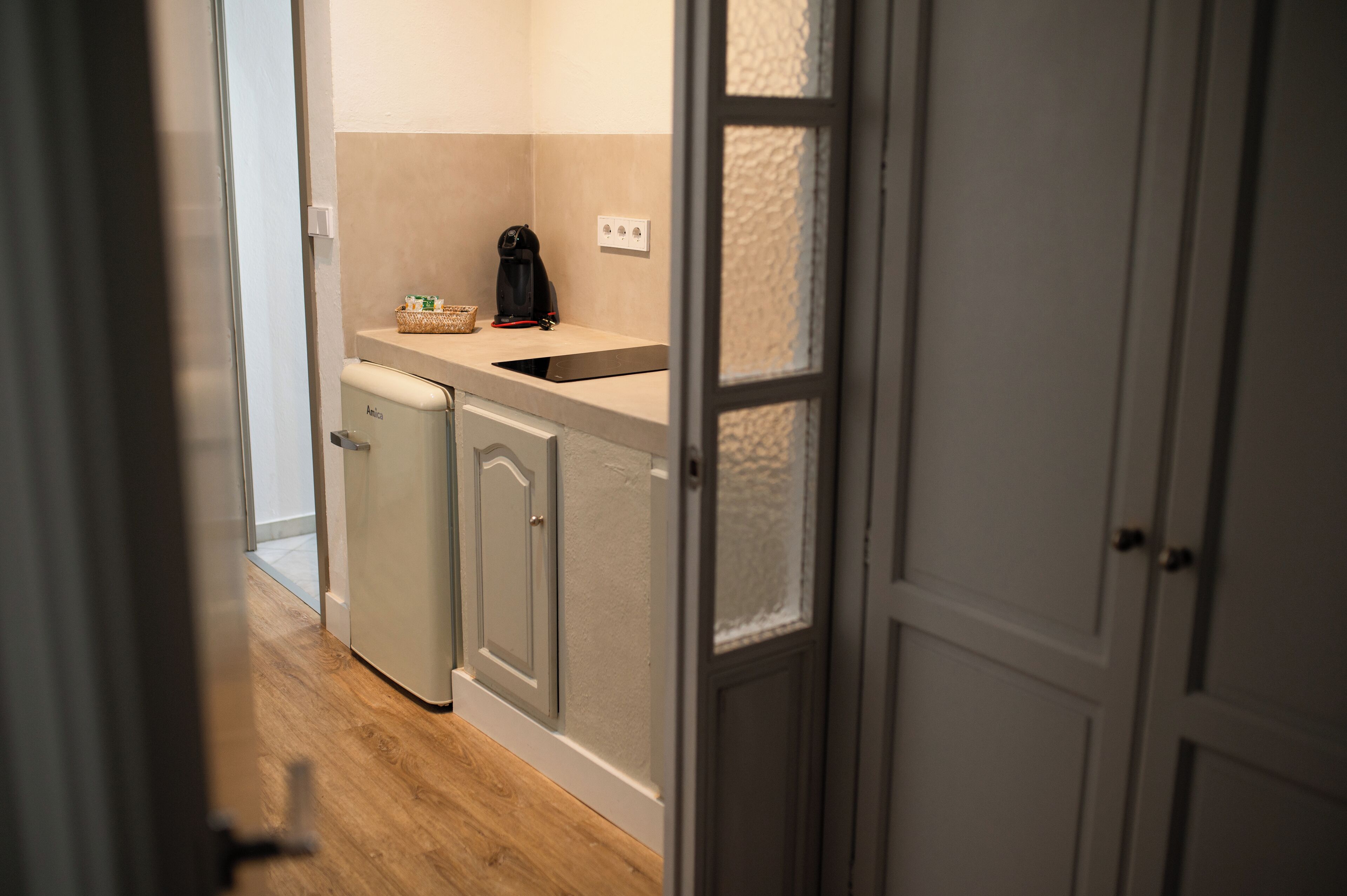 suite, 1 queen bed with sofa bed, non smoking | private kitchen