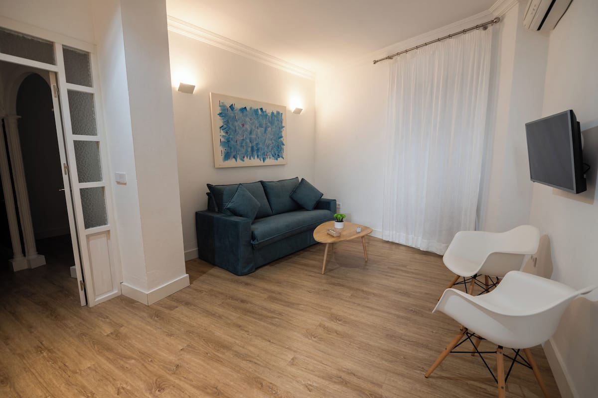 Suite, 1 cama de matrimonio con sofá cama, no fumadores | Zona de estar | Una televisión de pantalla plana