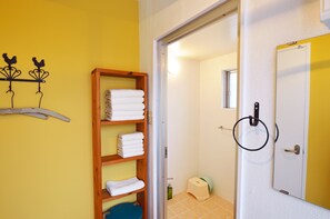 Appartamento (Quadruple Room - 301) | Bagno | Doccia, set di cortesia gratuito, asciugacapelli, pantofole