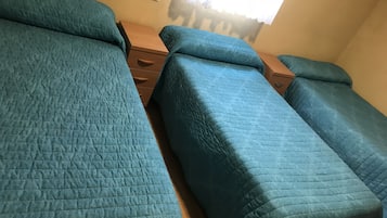 Triple Room, 3 Katil Bujang (Single), Shared Bathroom | Wi-fi percuma, cadar katil
