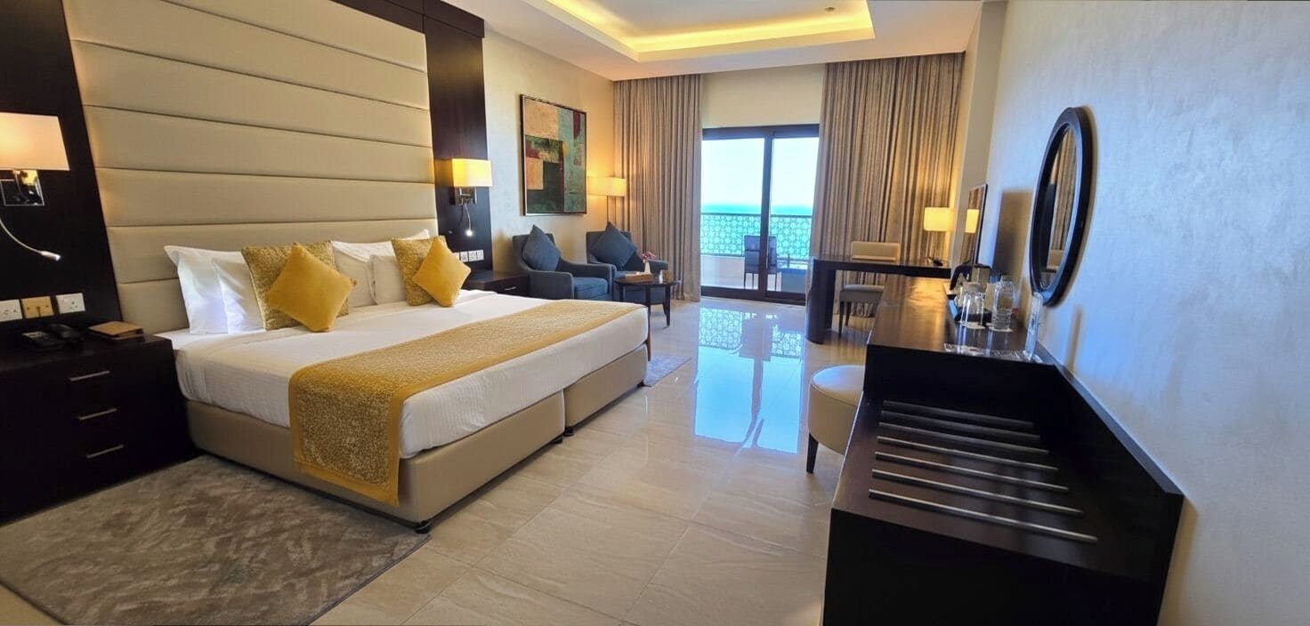 Kamar Deluks, 1 Tempat Tidur King, pemandangan marina | Brankas, meja kerja, kedap suara, dan Wi-Fi gratis