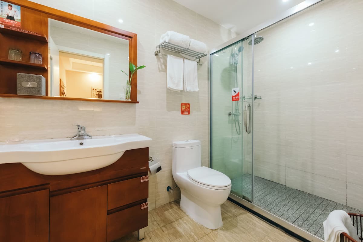 Standaard tweepersoonskamer | Badkamer | Een douche, een regendouche, gratis toiletartikelen, een haardroger