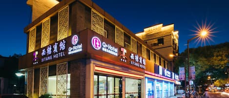 Fachada da propriedade à noite