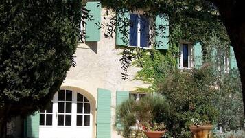 Bagian depan properti