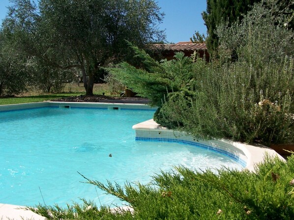 Piscine extérieure (ouverte en saison), parasols de plage