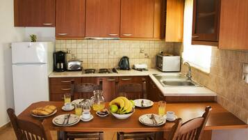 Apartamento tradicional, 1 cama doble, acceso a la piscina, vistas a la montaña | Cocina privada | Frigorífico, microondas, placa de cocina y cafetera o tetera