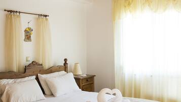 Apartamento tradicional, 1 cama doble, acceso a la piscina, vistas a la montaña | 1 dormitorio, cortinas opacas, tabla de planchar con plancha