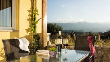 Apartamento tradicional, 1 cama doble, acceso a la piscina, vistas a la montaña | 1 dormitorio, cortinas opacas, tabla de planchar con plancha