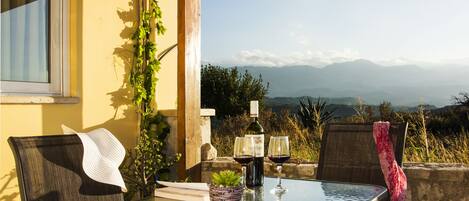 傳統公寓, 1 張標準雙人床, 可使用泳池, 山景 | 1 間睡房、遮光窗簾/窗簾、熨斗/熨衫板、床單