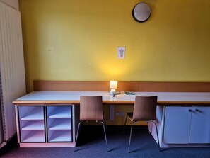 Tallelokero huoneessa, äänieristys, ilmainen Wi-Fi, vuodevaatteet