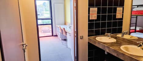 Douche, serviettes fournies
