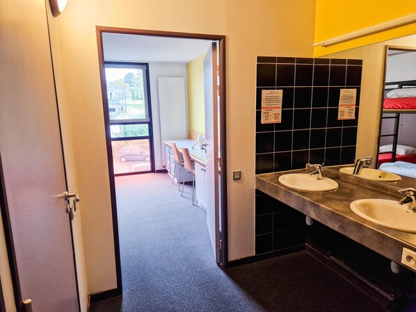 Een douche, handdoeken