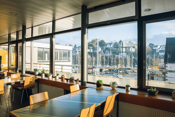 Living area - Auberge de Jeunesse de Morlaix - Hostel (St.-Martin-des-Champs)