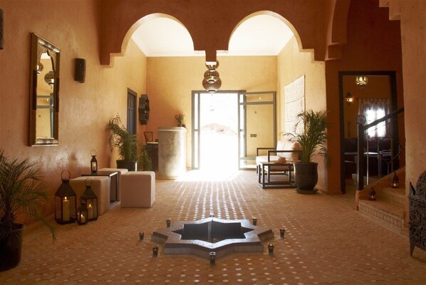 Coin salon dans le hall