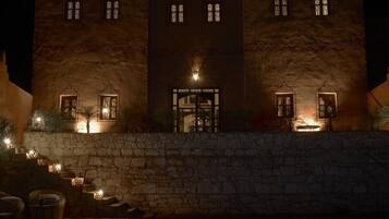 Facciata della struttura - sera/notte