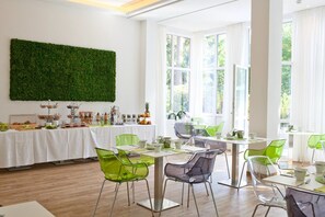 Déjeuner et dîner servis sur place