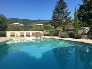 Een buitenzwembad, open van 09.00 uur tot 20.00 uur, en ligstoelen